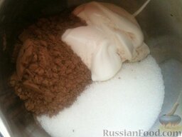 Торт «Птичье молоко»: Приготовить глазурь. Для ее приготовления сметану, какао и сахар перемешать, а затем кипятить на медленном огне до загустения.