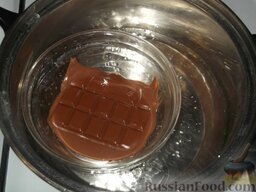 Торт «Зебра»: Чтобы приготовить глазурь, нужно растопить на водяной бане плитку шоколада.