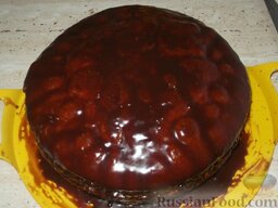 Торт «Зебра»: Сверху торт покрываем глазурью. Если глазурь получилась жидкая, нужно тонким слоем залить торт и поставить в холодильник. А затем, когда первый слой глазури 