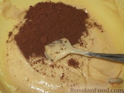 Торт «Зебра»: Тесто делим пополам: к одной части добавляем 2-3 столовые ложки какао, еще раз хорошо перемешиваем.