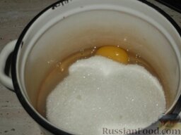 Торт «Зебра»: Для крема: яйцо растираем со стаканом сахара.