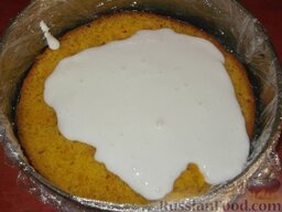 Торт «Птичье молоко»: Нижний корж промазываем белковым кремом, а затем выливаем всю белковую смесь в форму.