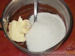 Торт «Птичье молоко»: Добавляем оставшиеся сахар и масло, хорошо перемешиваем.