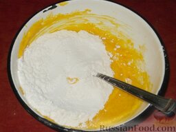 Торт «Птичье молоко»: В тесто добавляем соду, погашенную уксусом, и муку.