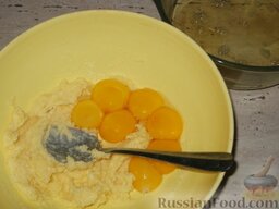 Торт «Птичье молоко 2 »: Отделить желтки от белков, добавить желтки к масляно-сахарной смеси.
