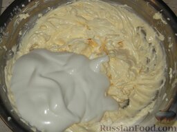 Торт «Птичье молоко 2 »: Смешать белковую смесь с маслом.