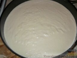 Торт «Птичье молоко 2 »: Остывшие коржи промазать толстым слоем крема. Для этого в форму выложить корж. Залить его кремом.