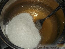 Торт «Птичье молоко 2 »: В воду с набухшим желатином добавить половину указанного количества сахарного песка. Нагреть до растворения сахарного песка.