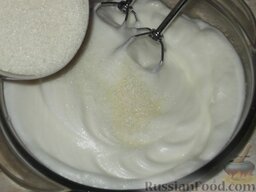 Торт «Птичье молоко 2 »: Взбить белки в крепкую пену. Смешать с оставшимся сахарным песком и добавить лимонную кислоту. Снова взбить.