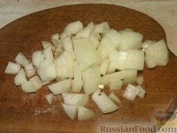 Бефстроганов (говядина по-строгановски) с горчицей: Лук очистить, помыть и мелко нарезать.