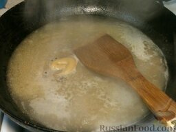 Бефстроганов (говядина по-строгановски) с горчицей: Развести бульоном или водой. Прокипятить, добавить горчицу и перец горошком.