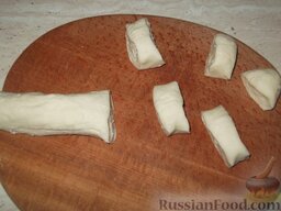 Жареные пельмени: Тесто нарезать порциями (размером с небольшой орех).