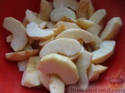 Яблочные дольки в карамели: Очищенные от кожуры и сердцевины яблоки нарезать дольками.
