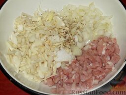 Пян-Се (пянсе - китайские пирожки): Перемешать мясо с луком, чесноком, солью, перцем, другими пряностями и капустой.