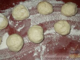 Пян-Се (пянсе - китайские пирожки): Сформировать из теста маленькие колобки (чуть больше грецкого ореха), покатать их по столу, затем прикрыть полотенцем и оставить на 10—15 минут.