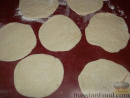 Пян-Се (пянсе - китайские пирожки): Раскатать из колобков небольшие круглые лепешки толщиной 3-5 мм