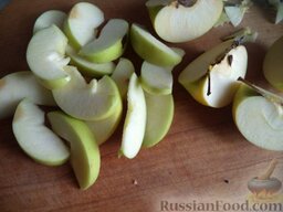 Яблоки с карамелью: Яблоки разрезать на части, сердцевину удалить. Нарезать яблоки тонкими дольками.