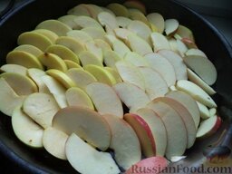 Яблоки с карамелью: Выложить в нее чешуей дольки яблок.