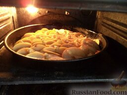 Яблоки с карамелью: Поставить форму в духовку на среднюю полку. Выпекать в духовке на верхнем уровне 15 минут, пока сахар не превратится в золотисто-коричневую карамель.