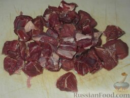 Гуляш из говядины: Мясо нарезать небольшими кусочками.
