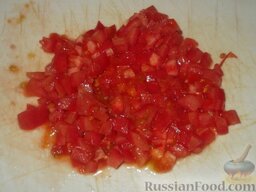 Гуляш из говядины: Помидоры ошпарить кипятком, снять кожуру. Подготовленные помидоры мелко нарезать.