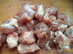 Свиной гуляш: Мясо вымыть, осушить, порезать кубиками (около 2*2 см).