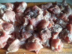 Свиной гуляш: Мясо посыпать солью и перцем.