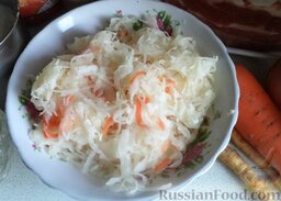 Щи из квашеной капусты с мясом: Крупные куски кочерыжек и моркови в шинкованной капусте нашинковать, отжать из капусты сок; крупно рубленую капусту пропустить через мясорубку или порубать вручную. Капусту с повышенной кислотностью промыть в холодной воде и отжать сок.