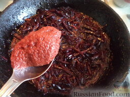 Свекольник горячий: Добавить томат. Свеклу тушить с жиром и томатным пюре на среднем огне, помешивая, 8-10 минут.
