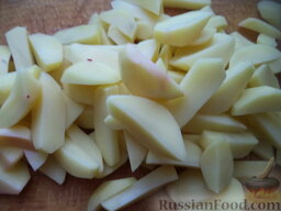 Свекольник горячий: Картофель очистить, вымыть, нарезать кусочками или брусочками.