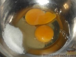 Оладьи со свежей капустой: Яйца и сахар взбить.