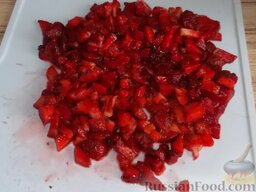 Конфитюр из клубники: Подготовленные ягоды клубники нарезают малыми кусочками.