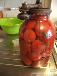 Простой способ закатки помидоров-1: Заливают кипящим рассолом и закатывают простерилизованными железными крышками.
