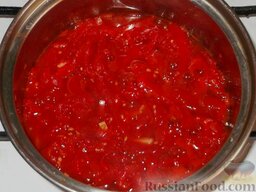 Лечо из красных помидоров: Затем складывают остальную часть помидоров, сахар и соль. Варят 30 минут.