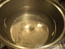 Засолка огурцов в банках: Делают заливку - растворить 50 г соли на 1 л холодной воды.