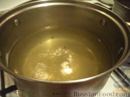 Консервированные огурцы с горчицей: Сделать рассол. Для этого последнюю воду из банок довести до кипения, растворить в ней соль и сахар.
