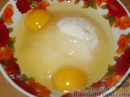 Манник: Яйца смешать с сахаром.