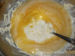 Манник: Затем добавить взбитые с сахаром яйца, растопленный и слегка охлажденный маргарин, тертую лимонную цедру в тесто. Выдавить прямо в тесто сок лимона. Перемешать.