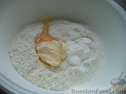 Коржики: Сделать в нем углубление, в которое положить сметану, яйцо, сахар, соду, соль по вкусу, размягченное масло.