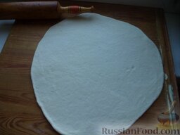 Дрожжевое тесто для пиццы: Разделать тесто на части. Раскатать, подсыпая муку, корж.