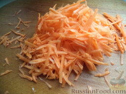 Постная гороховая каша с овощами: Тем временем очистить, вымыть,  натереть на терке морковь.