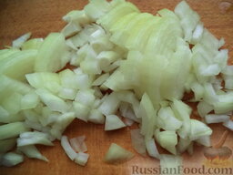 Постная гороховая каша с овощами: Лук очистить, вымыть, нарезать мелко.