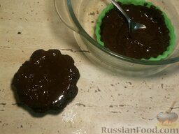 Шоколадно творожные кексы: Верхушку кексов окунуть в жидкий шоколад, немного обсушить.