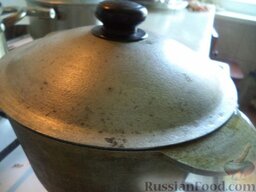 Бухарский плов с изюмом: Когда рис почти готов, уменьшить огонь до минимума, накрыть и пропарить бухарский плов с изюмом 25-30 мин.