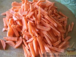 Бухарский плов с изюмом: Морковь очистить, вымыть, нарезать соломкой.
