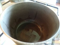 Бухарский плов с изюмом: Если используют курдючный жир и хлопковое масло, то сначала разогреть, а если нужно прокалить жир из курдючного сала или хлопковое масло.    Затем, уменьшив огонь и дав немного остыть (1-2 минуты), добавить остальные масла.      Вскипятить чайник.