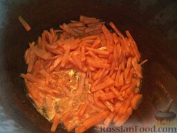 Бухарский плов с изюмом: Дать маслу снова разогреться (1-2 минуты), положить морковь, нарезанную короткой соломкой, обжарить до изменения цвета, помешивая, 2-3 минуты на среднем огне.