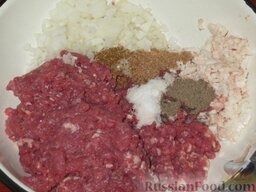 Правильный люля-кебаб: Смешать мясо, сало и лук, посолить, добавить чёрного перца и, по желанию, зиру и кориандр.