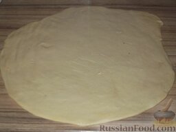 Настоящий немецкий штрудель: Тесто для штруделей раскатать большим кругом толщиной 0,3-0,5 см. Смазать маслом (50 г).