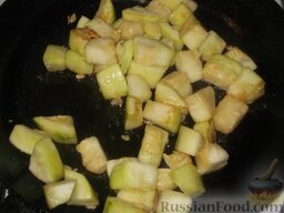 Рагу из кабачков: Кабачки обжарить в растительном масле (использовать 2 чайные ложки) на среднем огне, помешивая, до мягкости (5-7 минут).